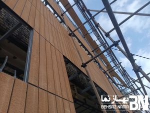 اجرای نمای ترکیبی به متراز تقریبی 550متر مربع که شامل آجر به متراژ 300 متر مربع به روش خشک به ابعاد
 100 *12 به صورت عمودی و ورق فلاشینگ آهنی به متراژ تقریبی  250 متر مربع