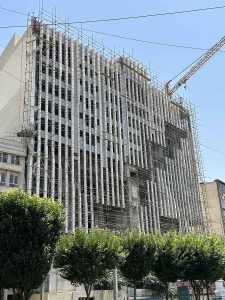 ساختمان اداری تجاری کرج با هدف خلق فضایی متمایز و مدرن طراحی و اجرا شد. نمای این پروژه با تلفیقی از کرتین وال شیشه ای، سرامیک خشک و آجر خشک شکل گرفت و جلوه ای متعادل میان شفافیت، صلابت و اصالت آجری پدید آورد.
این مجموعه در مساحتی حدود ۶۰۰۰ متر مربع اجرا شد و با استفاده از فناوری های روز در نصب خشک، ضمن افزایش دوام و کاهش هزینه‌های نگهداری، چهره‌ای زیبا و مدرن به بافت شهری بخشیده است.